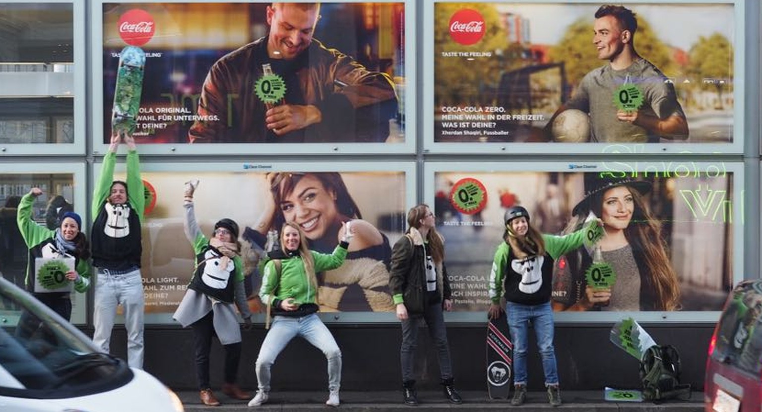 Diverse Cola-Plakate in der ganzen Stadt Zürich wurden in einer Guerilla-Aktion überklebt. Die Kleber sind wieder ablösbar.