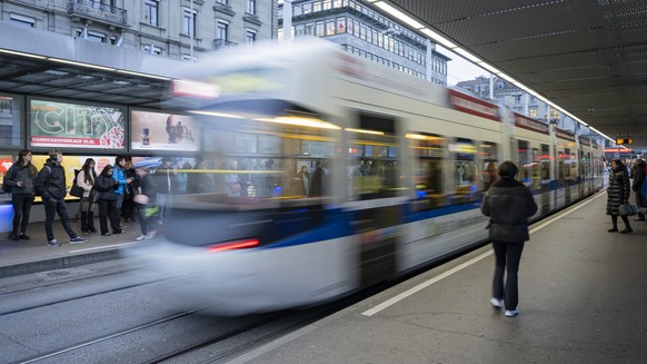 Ein Tram am Hauptbahnhof in Zuerich am ersten Werktag nach dem Fahrplanwechsel, am Montag, 15. Dezember 2025 in Zuerich. Fuer die Verkehrsbetriebe VBZ ist es der "groesste Fahrplanwechsel der Ges ...