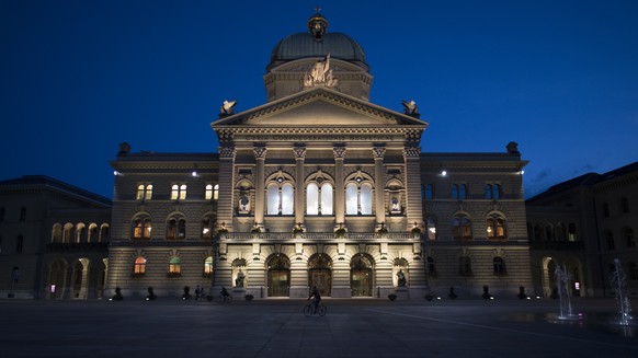 Das beleuchtete Bundeshaus waehrend der Herbstsession der Eidgenoessischen Raete, am Montag, 25. September 2017, in Bern. (KEYSTONE/Anthony Anex)