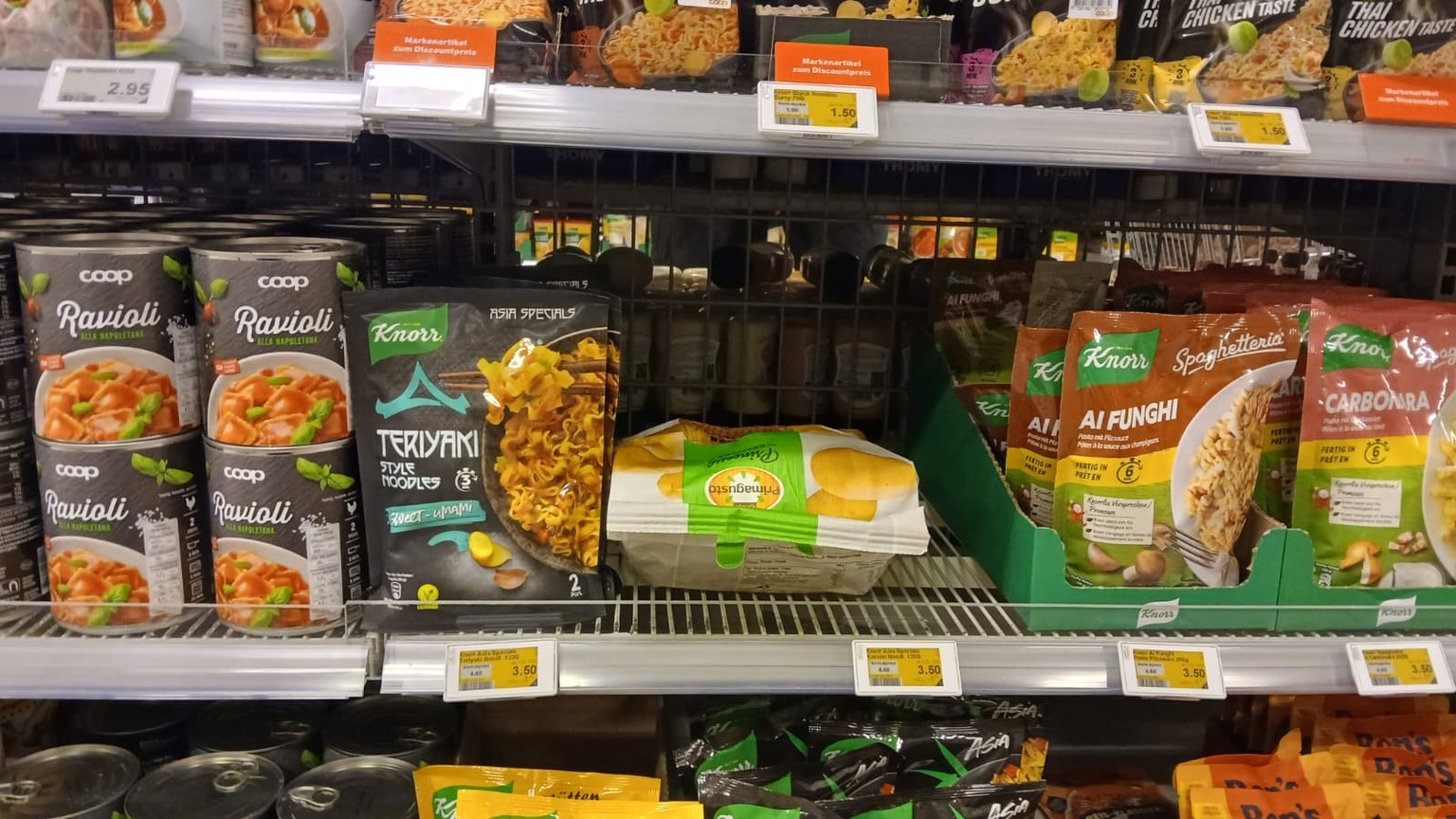 Erfundene Geschichten, aber echte Bilder: So landen Waren im Supermarkt am völlig falschen Ort.