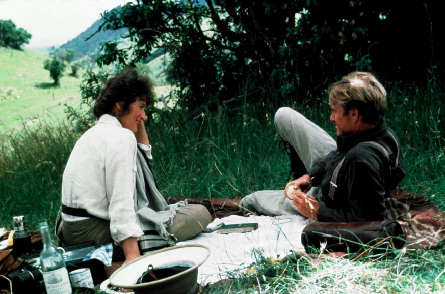 MERYL STREEP and ROBERT REDFORD in OUT OF AFRICA, 1985, directed by SYDNEY POLLACK. Copyright UNIVERSAL PICTURES. Credit: UNIVERSAL PICTURES / Album
