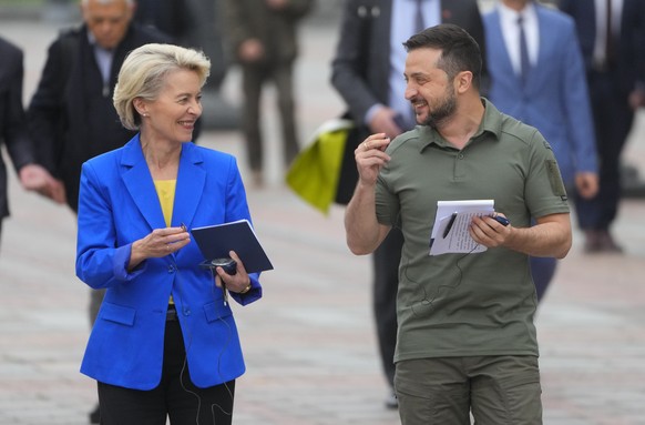 Ukrainian President Volodymyr Zelenskyy, right, and European Commission President Ursula von der Leyen smile during their meeting in Kyiv, Ukraine, Thursday, Sept. 15, 2022. (AP Photo/Efrem Lukatsky)
 ...