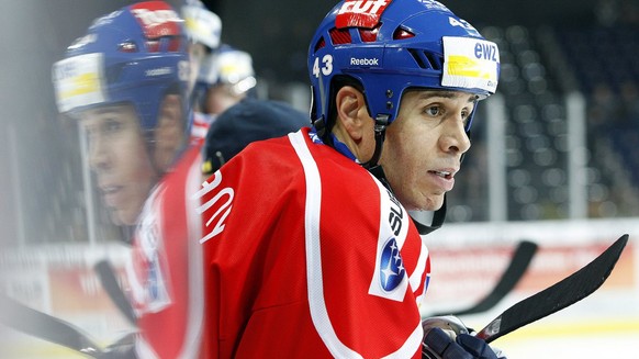 ZSC Spieler Jan Alston beobachtet seine Kollegen beim Eishockey Meisterschaftsspiel der National League A zwischen den ZSC Lions und den Kloten Flyers am Samstag, 31. Oktober 2009, im Hallenstadion in ...