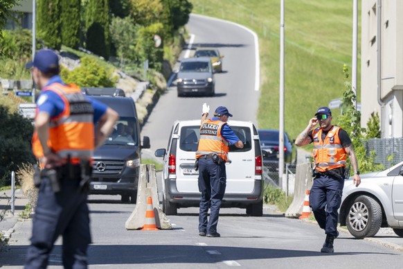 KEYPIX - Die Polizei macht Zufahrtskontrollen zum Buergenstock Resort, anlaesslich der geplanten Unterzeichnung einer Absichtserklaerung zwischen dem Iran und den Vereinigten Staaten auf dem Buergenst ...
