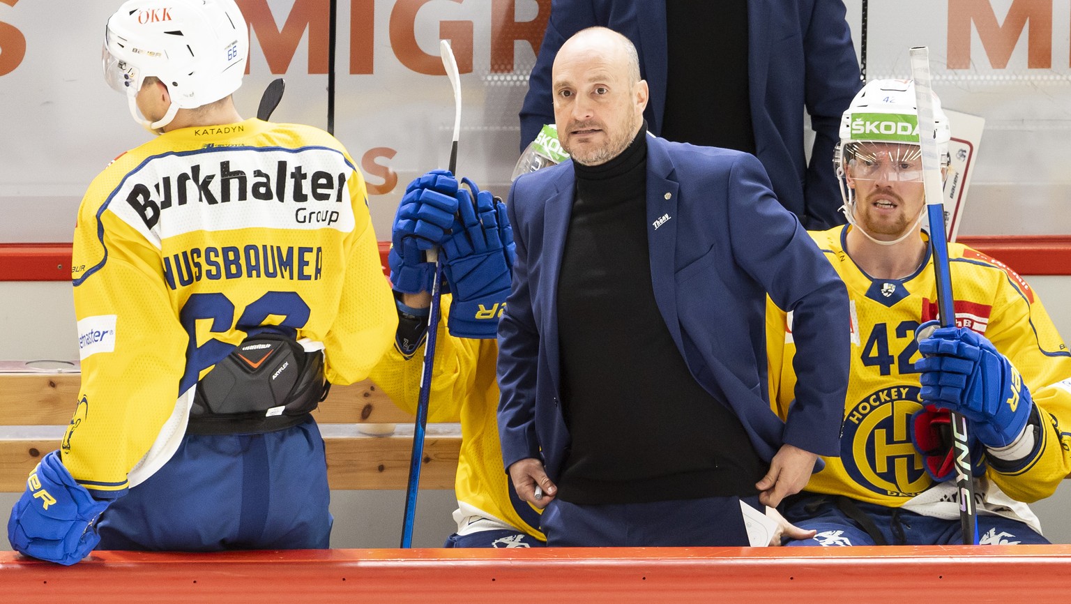 Davos&#039; Head coach Christian Wohlwend reacts, during a National League regular season game of the Swiss Championship between Lausanne HC and HC Davos, at the Vaudoise Arena in Lausanne, Switzerlan ...