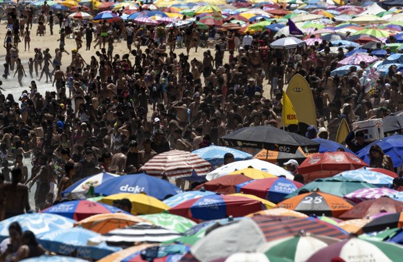 epa10409441 Thousands of people enjoy Ipanema Beach in Rio de Janeiro, Brazil, January 16, 2023. Rio beaches have a forecast of abundant sun and heat on January 16, with an expected maximum...