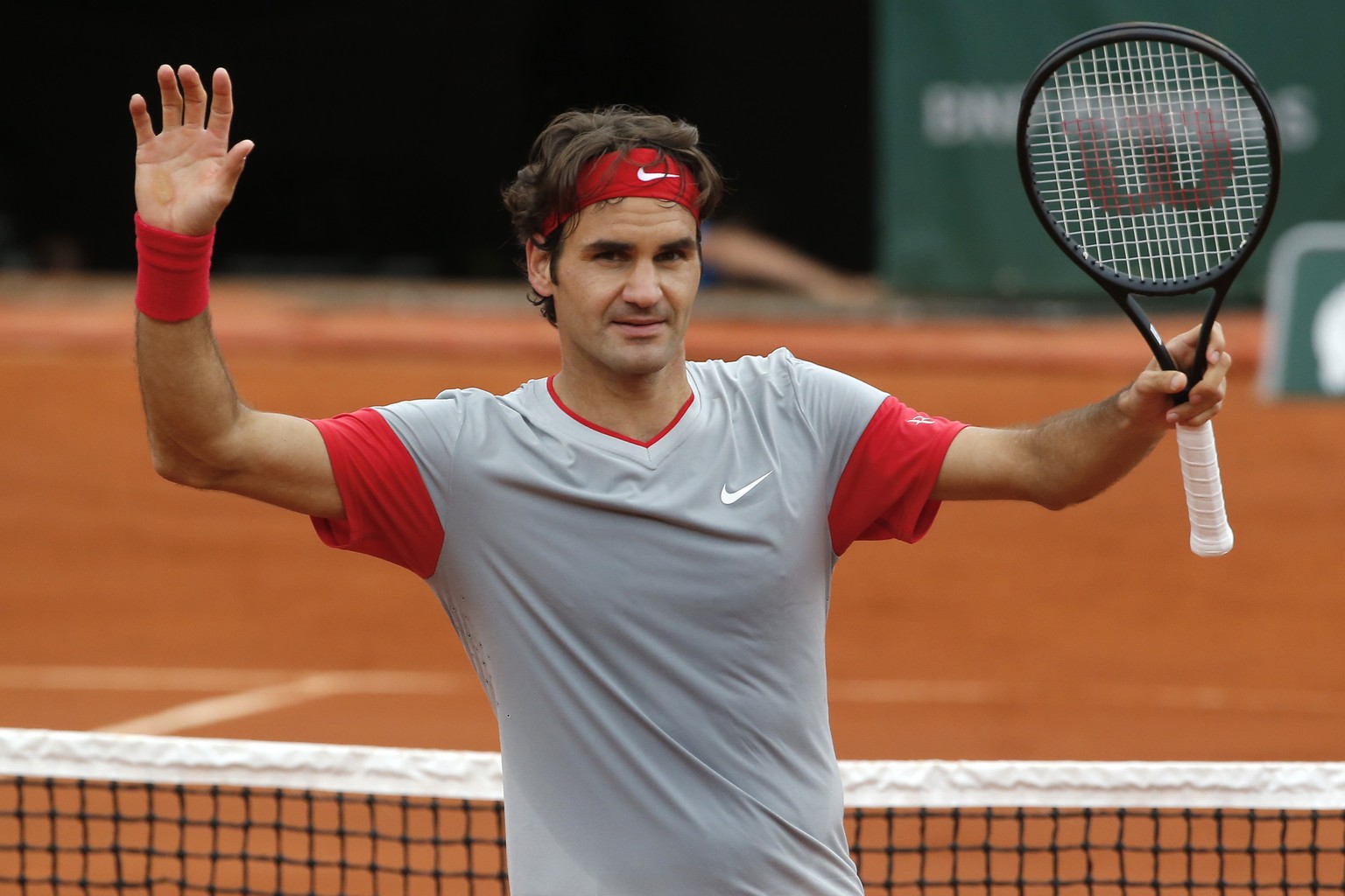 Federer bedankt sich nach seinem Sieg über Tursunow bei den Zuschauern.