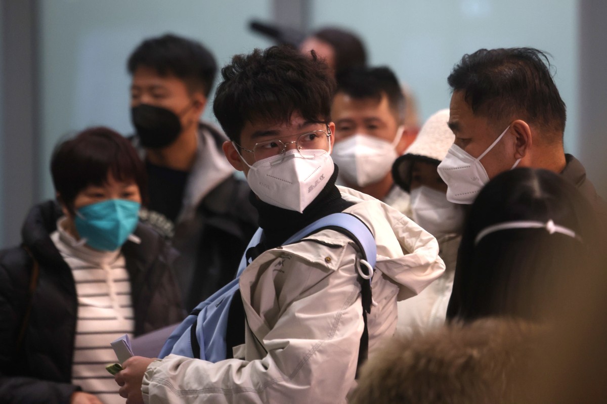epa10382544 Travellers arriving from China line up for Covid testing in Malpensa Airport in Milan, Italy, 29 December 2022 (issued 30 December 2022). Italy on 29 December became the first European cou ...