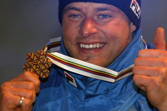 Italy&#039;s Patrick Staudacher shows his gold medal on the podium of the Super-G, at the World Alpine Ski Championships in Are, Sweden, Tuesday, February 6, 2007. (KEYSTONE/Alessandro Della Bella)