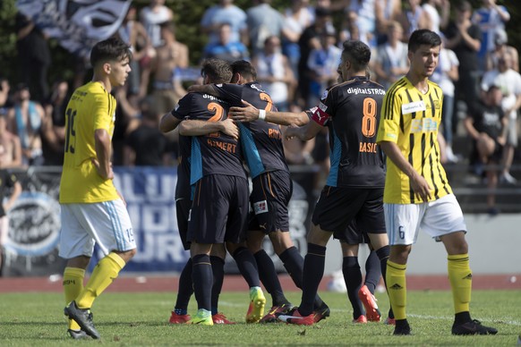 Die Zuercher jubeln ueber ihr Fuehrungstor in der Verlaengerung in der ersten Hauptrunde des Schweizer Fussball-Cups zwischen dem BSC Old Boys und dem Grasshopper Club Zuerich im Stadion Schuetzenmatt ...