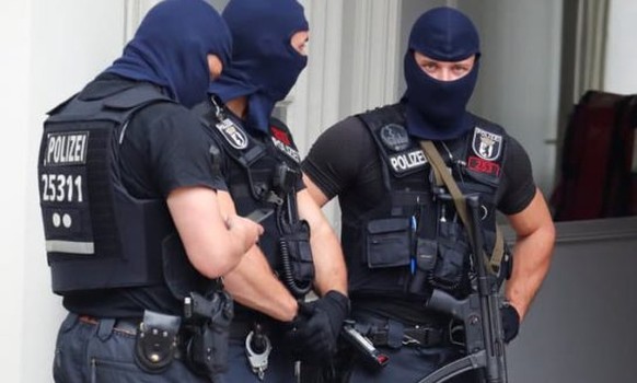 Polizistin mit Kopftuch – warum dieses Foto in Neuseeland jetzt viral geht
Es gibt auch Polizisten, welche einen Niqab tragen ;-)