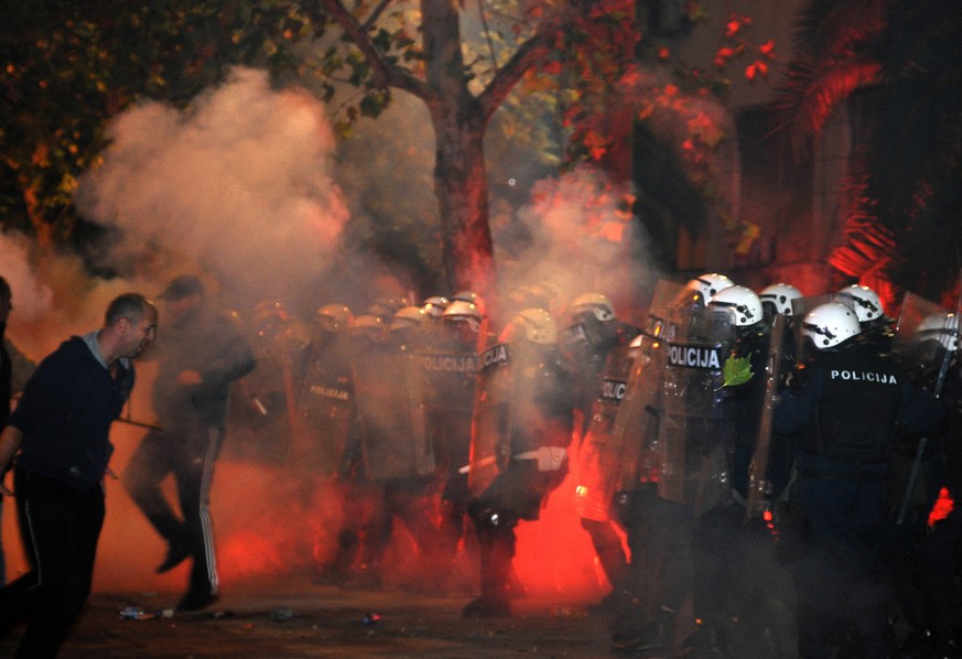 Ausschreitungen zwischen Polizei und Demonstranten in Podgorica.