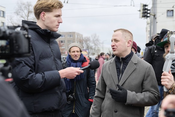 Neonazi-Aufmarsch und Gegenprotest in Dresden am 14. Februar. Der rechtsextremist Michael Br�ck gibt dem Youtuber Marcant ein Interview Dresden Sachsen Germany *** Neo-Nazi Parade and Counterprotest i ...