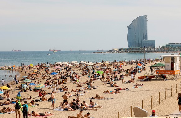 epa09237509 People enjoy a sunny day at La Barceloneta beach, in Barcelona, Spain, 30 May 2021. EPA/Quique Garcia