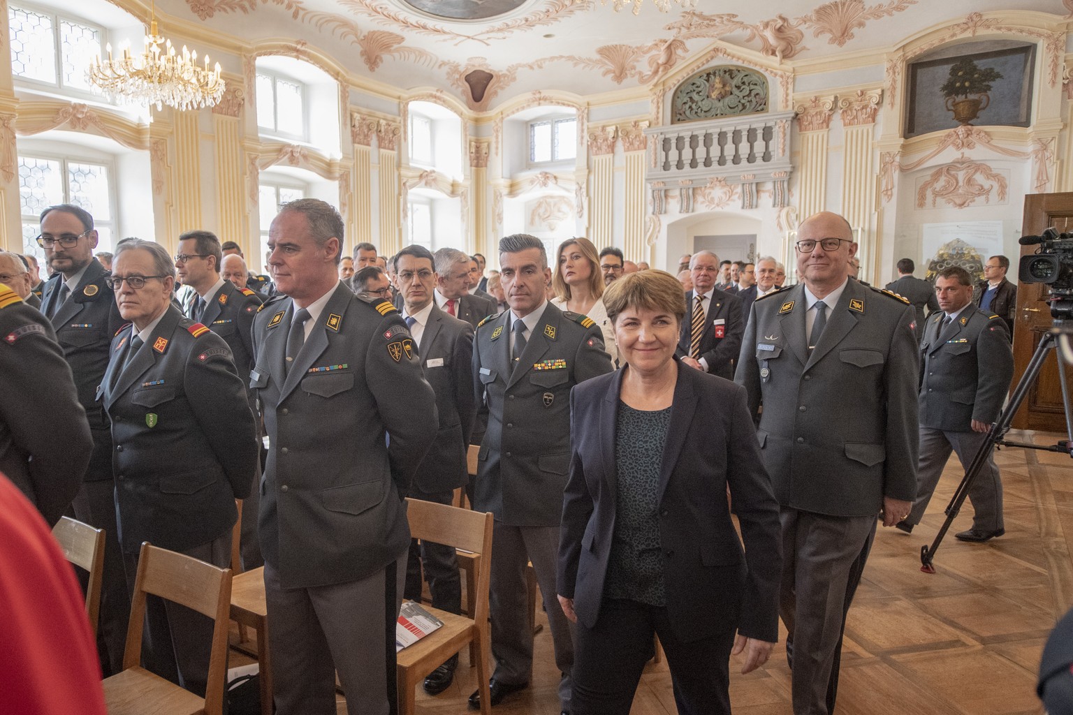 Die Bundesrtin Viola Amherd, links, und der Chef Armee Philippe Rebord, rechts, beim eintreffen anlaesslich der Delegiertenversammlung der Schweizerischen Offiziersgesellschaft SOG vom Samstag, 16. M ...