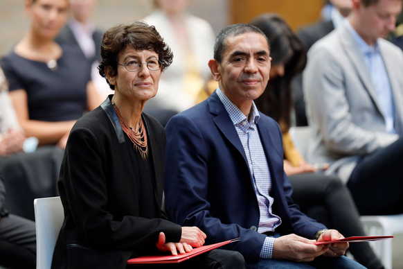 Özlem Türeci und Ugur Sahin, die Gründer des Biotechnologie-Unternehmens Biontech, bei der Verleihung der Ehrendoktorwürde der Medizinischen Fakultät der Uni Köln und der Eintragung ins Goldene Buch d ...