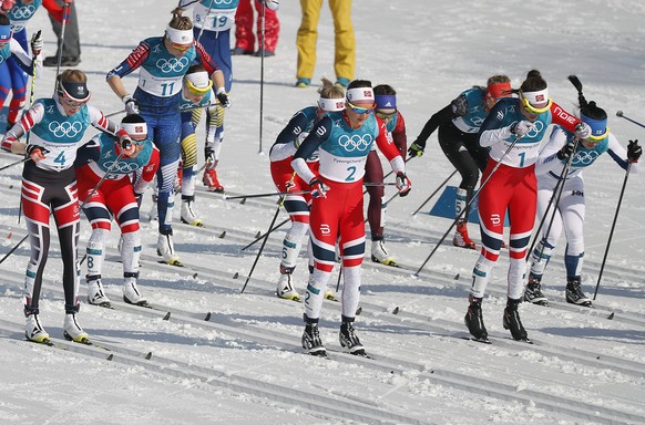 epa06563237 (L-R) Teresa Stadlober of Austria, Ingvild Flugstad Oestberg of Norway and Heidi Weng of Norway at the start of the Women&#039;s Cross Country 30 km Mass Start Classic race at the Alpensia ...