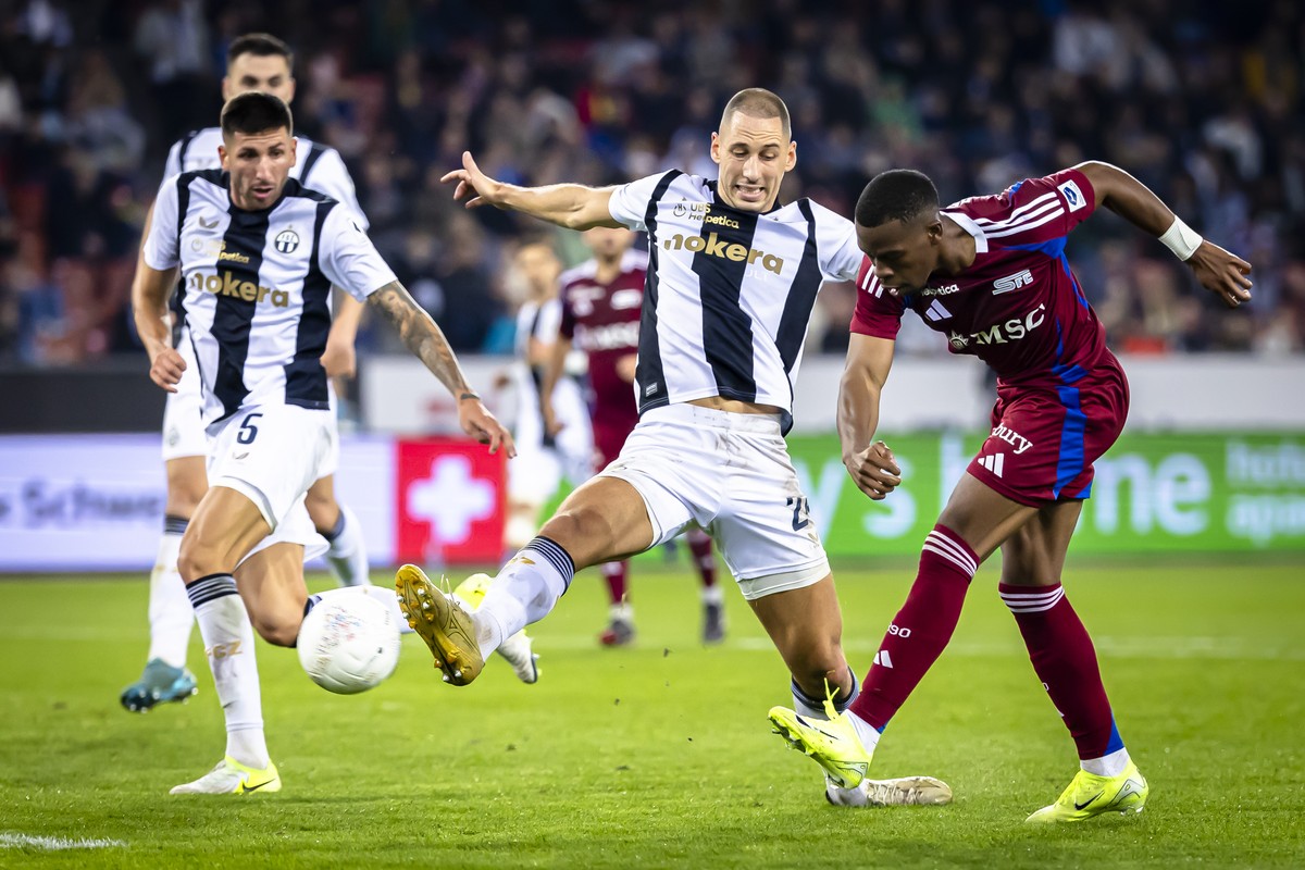 Nikola Katic (FCZ) (Mitte) und Mariano Gomez (FCZ) links) kaempfen um den Ball mit Dereck Kutesa (SFC) (rechts) im Fussball Meisterschaftsspiel der Swiss Super League zwischen dem FC Zuerich, FCZ und  ...