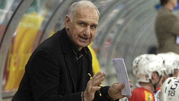 EHC Basel Trainer Paul-Andre Cadieux feuert sein Team an am Dienstag, 16. Maerz 2004, im NLA Playout Spiel zwischen dem EHC Basel und dem HC Lausanne in der St. Jakobsarena in Basel. (KEYSTONE/Markus  ...