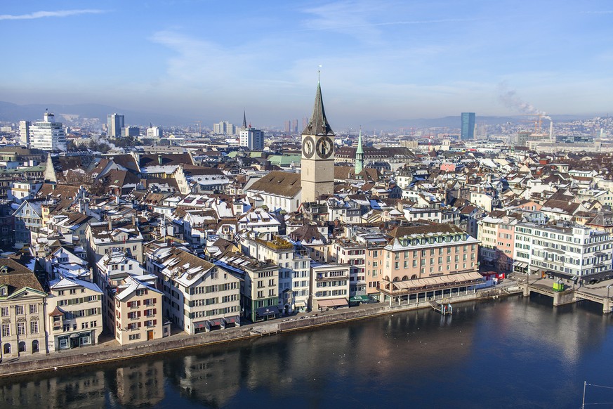 View of St. Peter church and the old town of Zurich, Switzerland, from Fraumuenster abbey, pictured on January 23, 2013. (KEYSTONE/Gaetan Bally)

Blick auf die Kirche St. Peter und die Zuercher Alstad ...