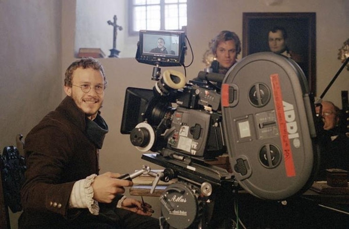 Heath Ledger and Matt Damon on the set of 'The Brothers Grimm' (2005)

https://www.reddit.com/r/Moviesinthemaking/comments/wx786m/heath_ledger_and_matt_damon_on_the_set_of_the/