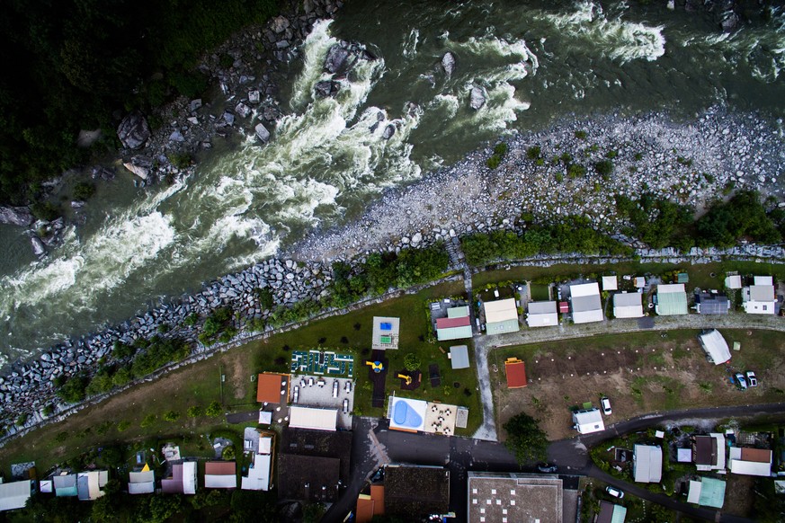 Der Fluss Maggia bei Avegno-Gordevio fuehrt nach den heftigen Regenfaellen der vergangenen Nacht viel Wasser, weshalb der anliegende Campingplatz Piccolo Paradiso vorsorglich evakuiert wurde. 
(KEYSTO ...