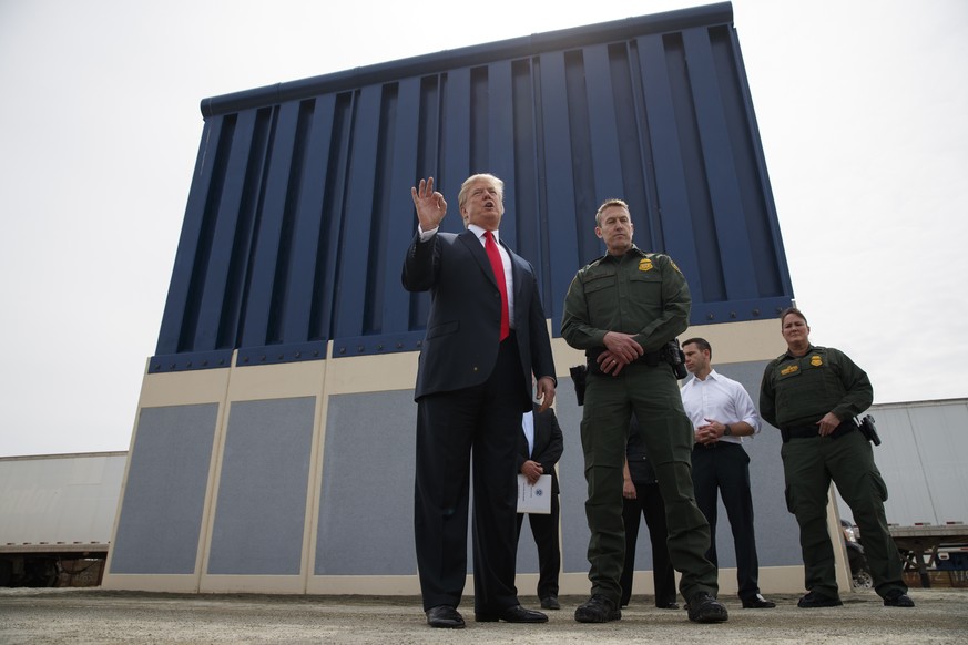 Donald Trump vor einem Prototypen seiner Grenzmauer zu Mexiko (Archivbild März 2018).