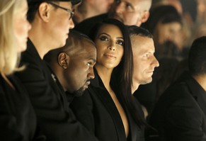 Sonnenschein Kanye mit Kim an einer Fasionshow.