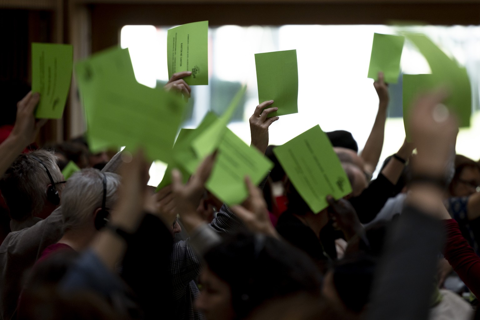 Abstimmung waehrend der Delegiertenversammlung der Gruene Schweiz am Samstag, den 26. Maerz 2022, in Ziegelbruecke. (KEYSTONE/Christian Merz)