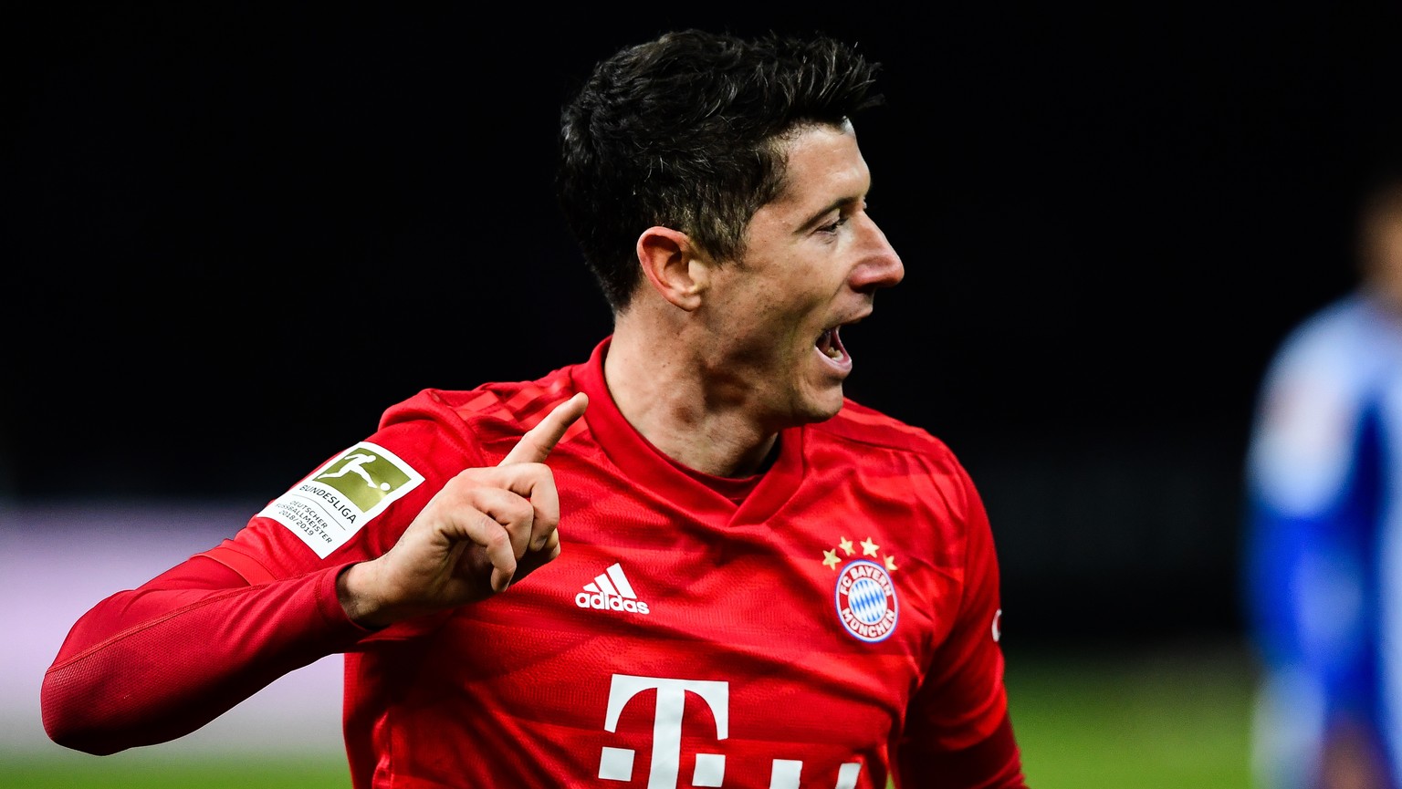 epa08141659 Bayern&#039;s Robert Lewandowski celebrates after scores during the German Bundesliga soccer match between Hertha BSC and FC Bayern Munich in Berlin Germany, 19 January 2020. EPA/FILIP SIN ...