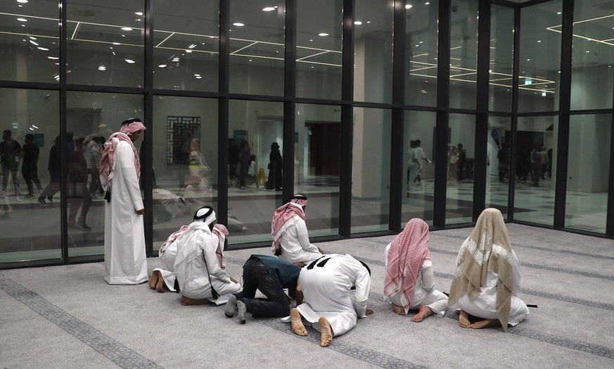 FANS Team Katar beten im AL BAYT Stadion FIFA Arab Cup 2021 in Qatar Eroeffnungsstadion AL Bayt Spiel Katar - Iraq 3 : 0 am 06.12.2021 in Al Chaur in Katar *** FANS Team Qatar pray at AL BAYT Stadium  ...