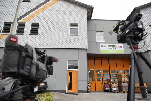 Medien vor dem Eingang der An&#039;Nur-Moschee in Winterthur, nach der Polizei-Razzia am Mittwoch, 2. November 2016. Am fruehen Mittwochmorgen hat die Kantonspolizei Zürich zusammen mit der Stadtpoliz ...