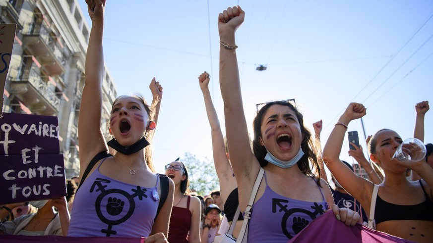 Des femmes manifestent lors d&#039;une manifestation de la greve des femmes / greve feministe, 30 ans apres la premiere greve des femmes en Suisse, ce lundi 14 juin 2021 a Lausanne. (KEYSTONE/Laurent  ...