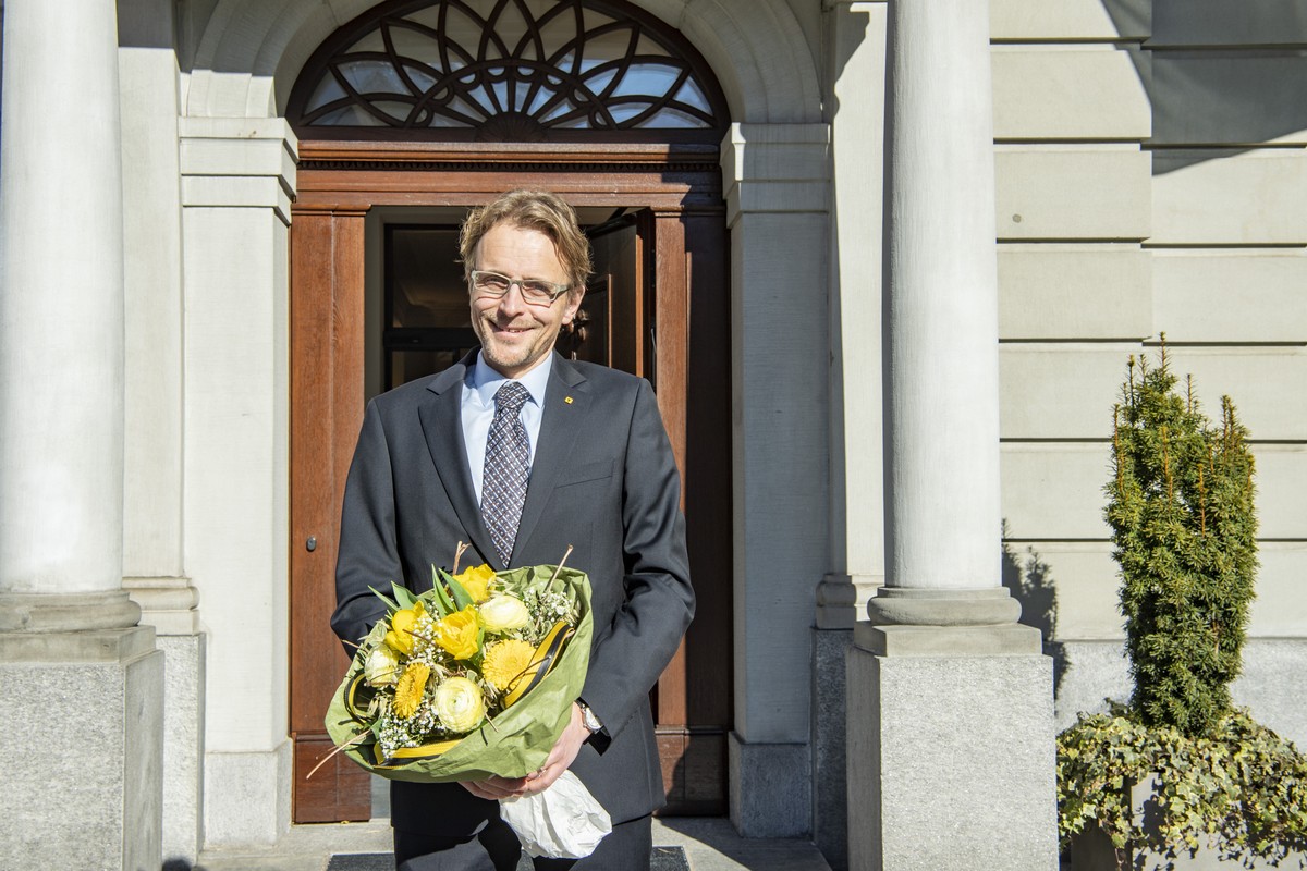 Der Urner Regierungsrat Urs Janett freut sich ueber die Wahl zum Urner Landammann, am Sonntag, 13. Februar, 2022 in Altdorf. (KEYSTONE/Urs Flueeler).