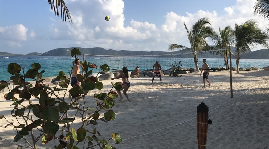 Nicole Gibbs, Nick Monroe und Daniel Nestor beim Beachvolleyball.