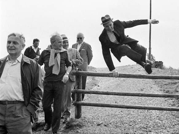 EDITORS NOTE --- CROPPED VERSION OF IMAGE 213867525 --- President of the Federal Council Hans-Peter Tschudi (Social Democrats) overcomes an obstacle on the government trip on July 8, 1970, on Mount Kronberg above Gonten, an obstacle circumvented by Tschudi's colleagues Ernst Brugger, Nello Celio, spokesperson Huber and Pierre Graber (from left to right). (KEYSTONE/Beat Saager)

Bundespraesident Hans-Peter Tschudi (SP) ueberspringt am 8. Juli 1970 auf der Bundesratsreise auf den Kronberg oberhalb Gonten ein Hindernis, das seine Kollegen Ernst Brugger, Nello Celio, Bundeskanzler Huber und Pierre Graber, von links nach rechts, seitlich umgehen. (KEYSTONE/Beat Saager)