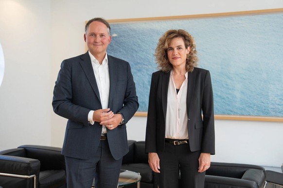 Ypsomed-Chef Simon Michel (l.) und Isabelle Dahinden, Chefin von CSL Behring Schweiz.