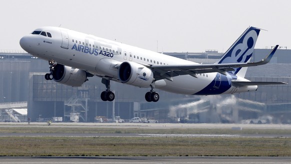 epa04416418 The new Airbus A320neo aircraft takes off for its first flight from the airport of Toulouse-Blagnac, southern France, 25 September 2014. The roll-out of the first A320neo - according to Ai ...