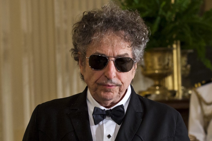 epa05634396 (FILE) A file picture dated 29 May 2012 shows US folk music legend Bob Dylan in the East Room of the White House in Washington, DC USA. According to media reports on 16 November, Dylan con ...