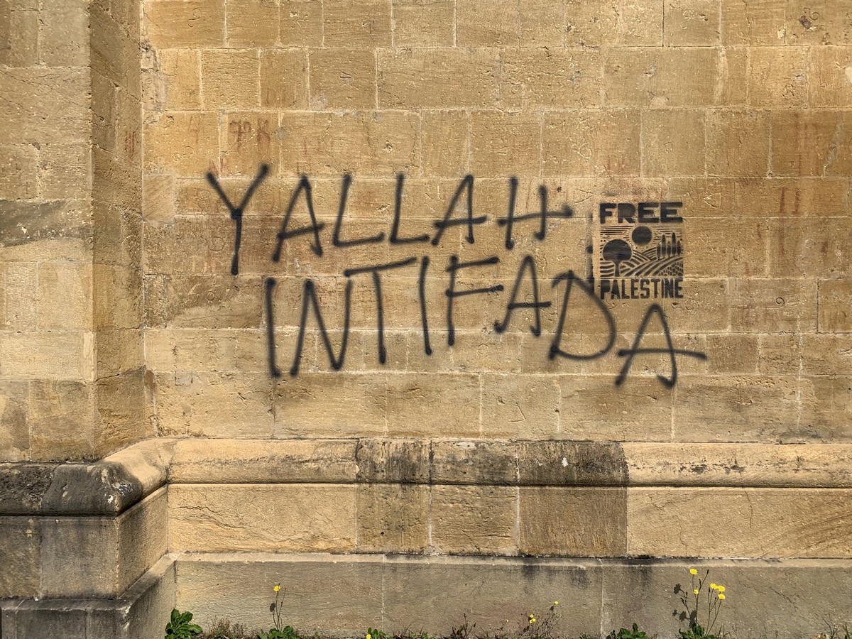 L'un des tags inscrits sur la Collégiale de Neuchâtel.