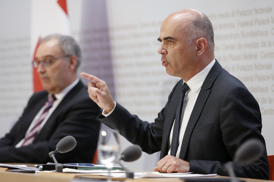 Bundesrat Alain Berset spricht an der Seite von Bundesrat Guy Parmelin waehrend einer Medienkonferenz ueber die Situation des Coronavirus, am Freitag, 20. Maerz 2020 in Bern. (KEYSTONE/Peter Klaunzer)