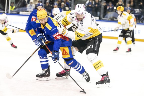 Zugs Tomas Tatar, links, gegen Ajoies Frederik Gauthier, rechts, im Spiel der Eishockey National League zwischen dem EV Zug, EVZ, und dem HC Ajoie am Donnerstag, 23. Oktober 2025 in der OYM Hall in Zu ...