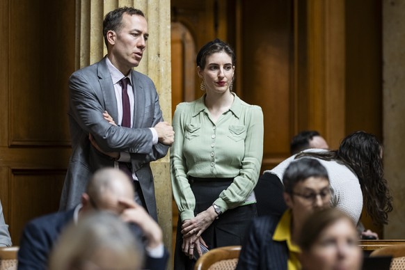 Anna Rosenwasser, SP-ZH, rechts, diskutiert mit Benoit Gaillard, SP-VD, an der Fruehjahrssession der Eidgenoessischen Raete, am Montag, 2. Maerz 2026 im Nationalrat in Bern. (KEYSTONE/Alessandro della ...