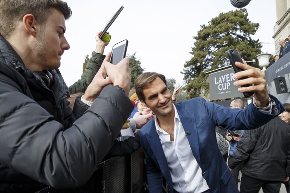 epa07352671 Switzerland&#039;s Roger Federer poses for a selfie with supporters during a pre-event of the Laver Cup tennis tournament, in Geneva, Switzerland, 08 February 2019. EPA/SALVATORE DI NOLFI
