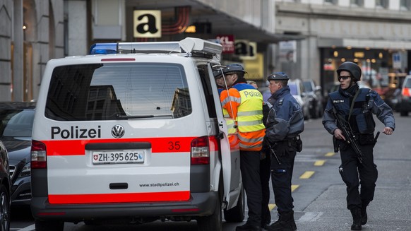 Polizisten sichern den Bereich der Nuescheler- und Sihlstrasse in der Zuercher Innenstadt am Mittwoch, 24. Dezember 2014 in Zuerich. Laut Angaben der Stadtpolizei Zuerich hat ein angeblich bewaffneter ...
