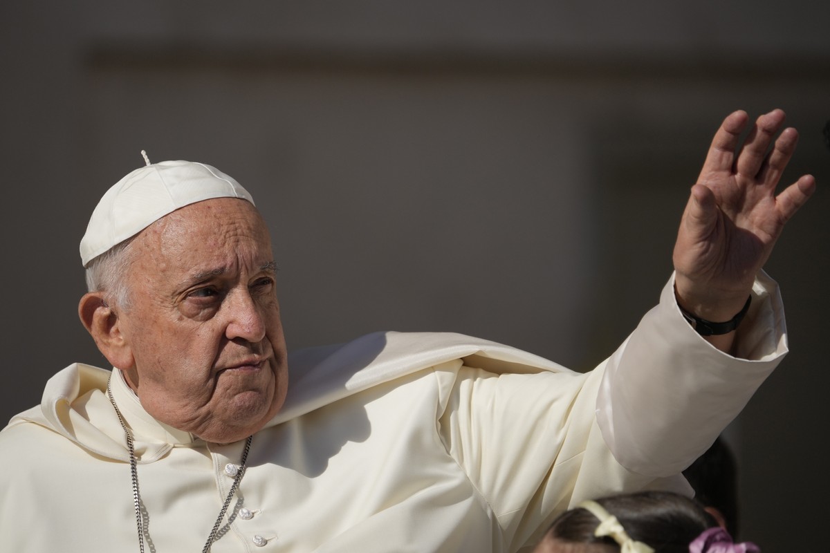 HOLD FOR STORY FILE - Pope Francis arrives for his weekly general audience in St. Peter's Square, at the Vatican, Wednesday, June 5, 2024. Francis is taking his call for artificial intelligence t ...