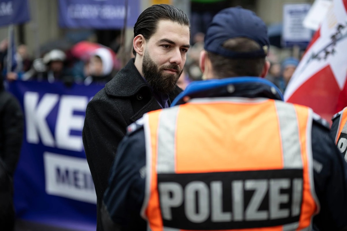 Nicolas A. Rimoldi, lors d'une manifestation à Saint-Gall (14 février 2026).