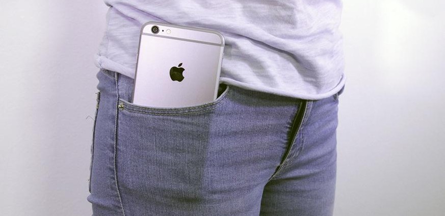 Das riesige iPhone 6 Plus und enge Hosen: Keine gute Kombination.