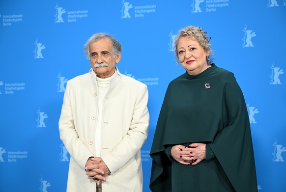 16.02.2024, Berlin: Die Schauspieler Esmail Mehrabi (l) und Lily Farhadpour (r) stehen w�hrend der 74. Berlinale beim Photocall zum Film �Keyke MahBoobe Man� (My Favourite Cake, Sektion Wettbewerb) ne ...