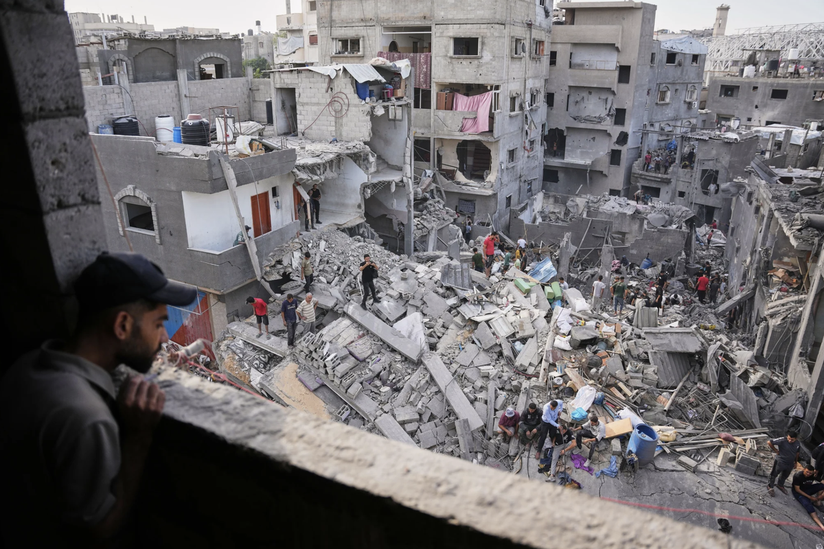 Ein Palästinenser blickt auf die Zerstörung im Maghazi Camp in Zentralgaza: Die Wut der Menschen auf Israel und die Hamas wächst.